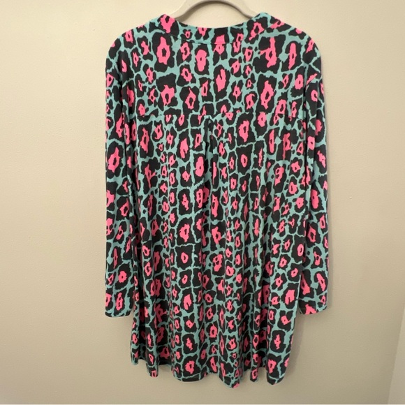 Dear Scarlet Vibrant Pink and Turquoise Leopard Print Blouse Sz 1X - Picture 2 of 2